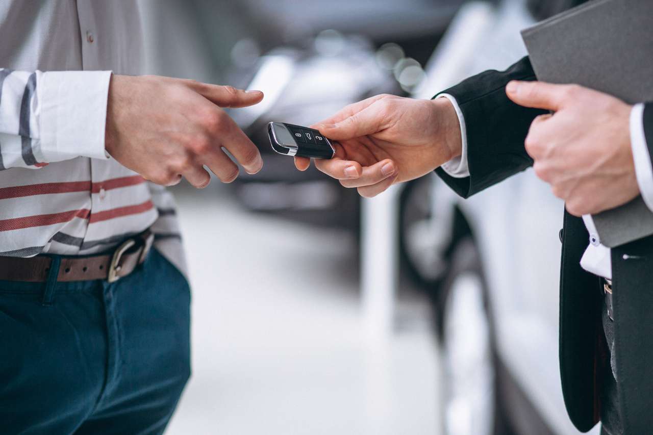 female-hands-close-up-with-car-keys.jpg